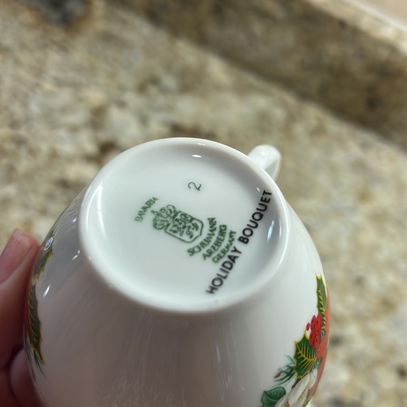 4 Holiday Cups & Saucers - Picture 5 of 9